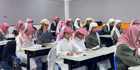 صور| التزام طلاب الثانوية بالزي الوطني في المدارس الحكومية والأهلية 