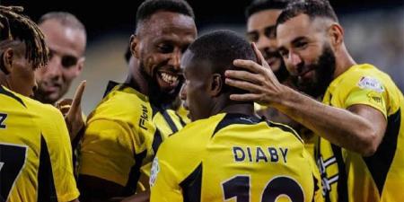 الاتحاد مهدد بفقدان 6 من نجومهلاعبو الاتحاد يحتفلون مع الجماهير بعد الفوز برباعية ..  فيديو