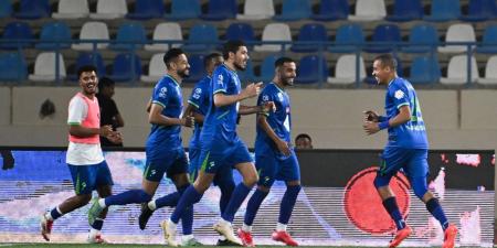 مشادة بين لاعب الفتح وحارس الأخدود عقب المباراة.. ماذا حدث؟