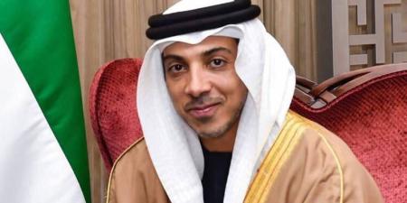 منصور بن زايد يصل القاهرة للمشاركة في القمة العربية غير العادية