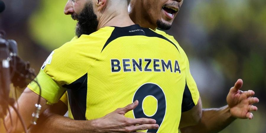 كريم بنزيما يُهدي جماهير الاتحاد قميصه بعد الانتصار على النصر - وكالة Mea News