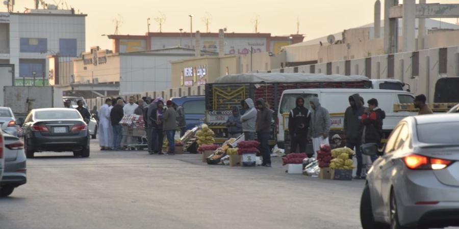 فوضى الباعة الجائلين.. بضائع مجهولة على أسوار سوق الدمام المركزي - وكالة Mea News