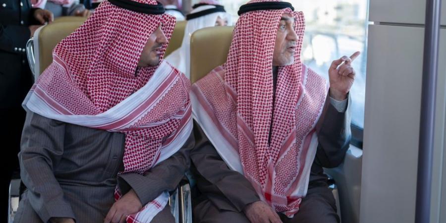 بالصور.. شاهد وزير الداخلية ونظيره الكويتي يستقلان مترو الرياض - وكالة Mea News