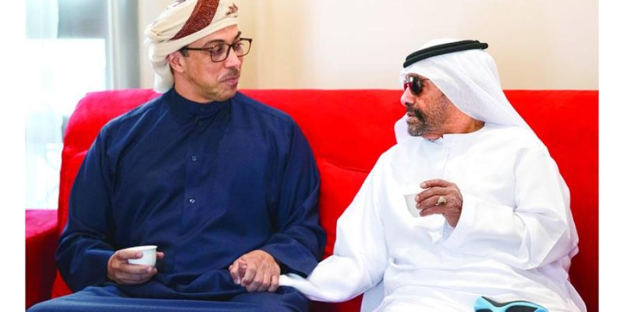 منصور بن زايد يعزي حميد حمد دلموك الظاهري في وفاة زوجته - وكالة Mea News