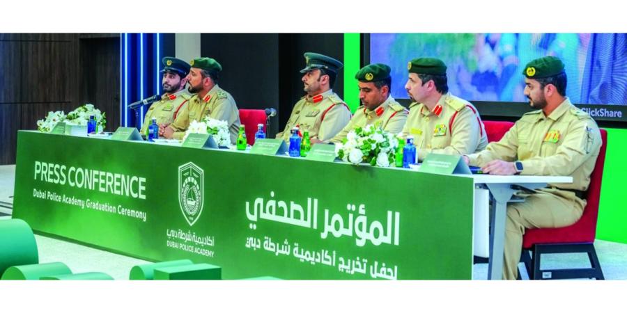 أكاديمية شرطة دبي تُفاجئ «الأكثر تفوقاً» بمسيرة عسكرية إلى البيت - وكالة Mea News