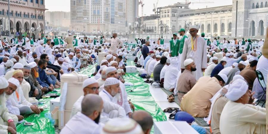 في شهر رمضان.. معايير واشتراطات مقدمي سفر الإفطار بالمسجد الحرام