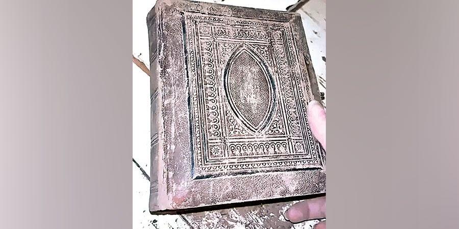 « كتاب مذهّب» تحت أرضية منزل عمره 250 عاماً - وكالة Mea News