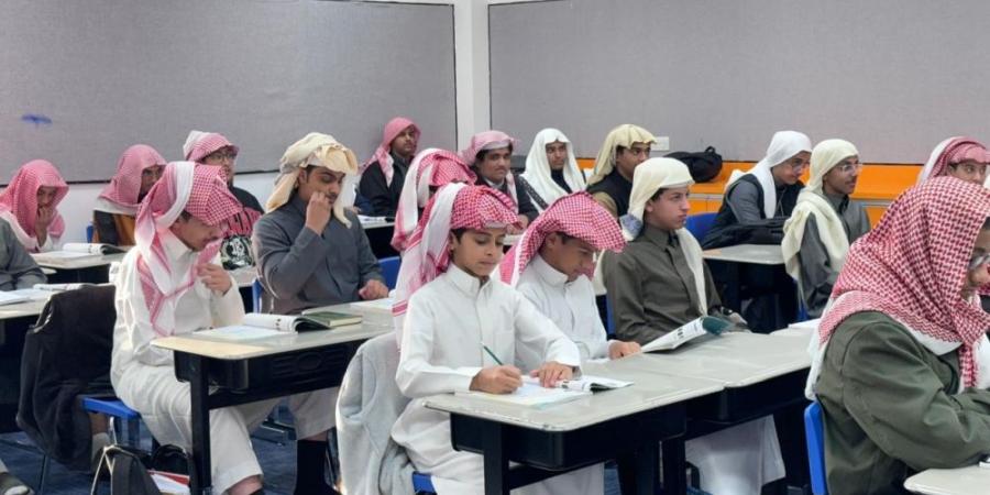 صور| التزام طلاب الثانوية بالزي الوطني في المدارس الحكومية والأهلية 