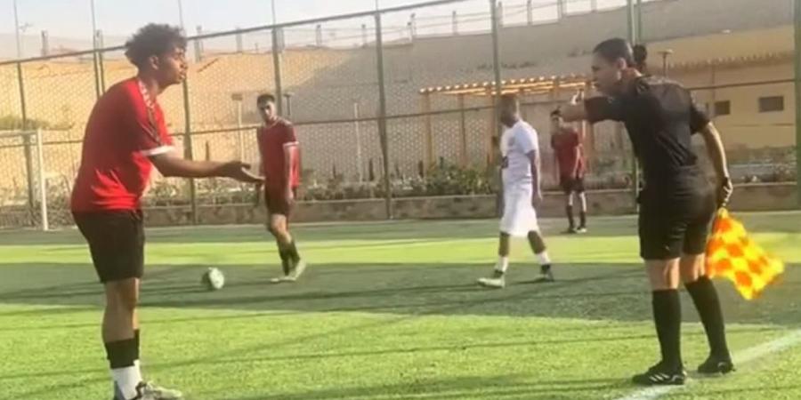 فيديو لحاملة راية في الدوري المصري يثير تفاعلا واسعا