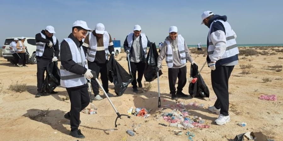 شاهد | 750 طالبًا يحيون شاطئ الزبنة بـ 10 آلاف ساعة عمل تطوعي