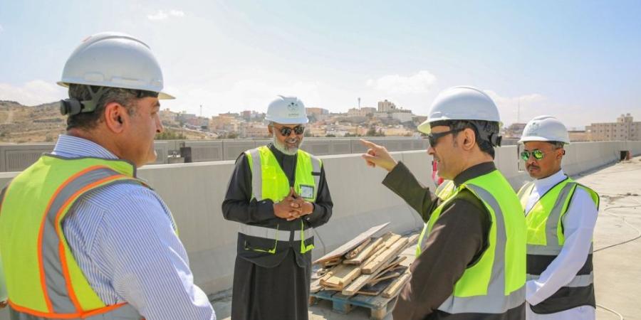 أمين الطائف يتابع تقدم العمل في جسر النسيم ويوجه بسرعة الإنجاز