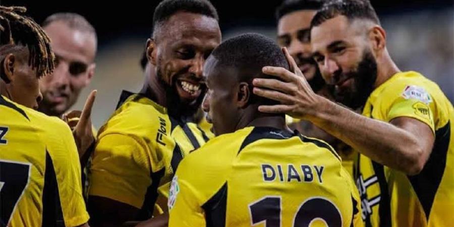 الاتحاد مهدد بفقدان 6 من نجومهلاعبو الاتحاد يحتفلون مع الجماهير بعد الفوز برباعية ..  فيديو