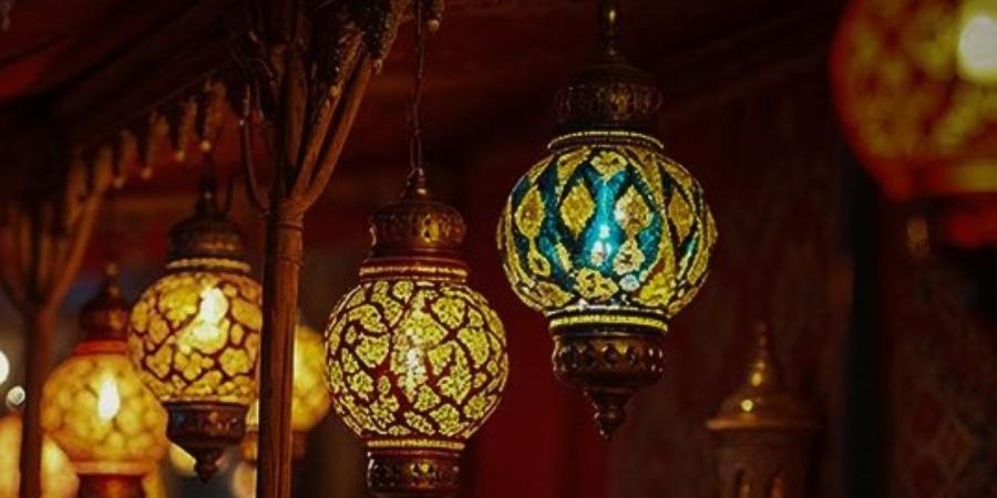 احتفالًا برمضان.. شوارع العاصمة المقدسة تتزين بالمجسمات والفوانيس