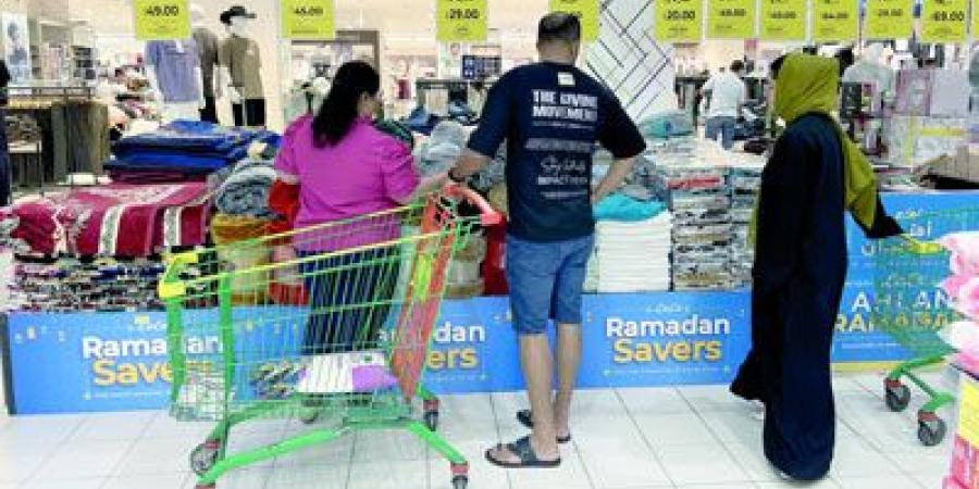 فروق في أسعار «سلع مخفّضة» بين منافذ بيع تصل إلى 60% خلال رمضان