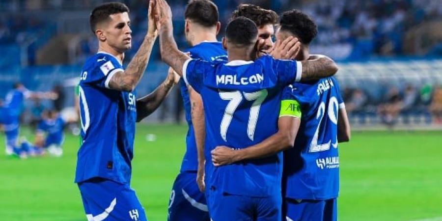 الهلال يقترب من تجديد عقود ثلاث لاعبين