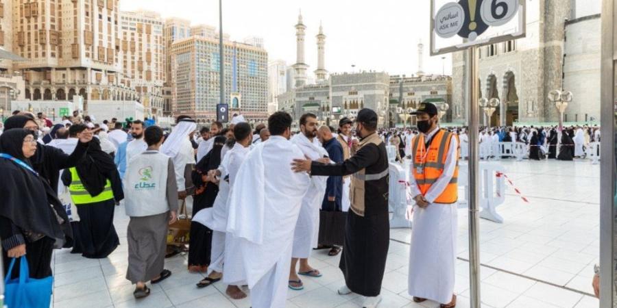 خدمة على مدار الساعة.. أهداف فرق الإرشاد الراجلة في المسجد الحرام