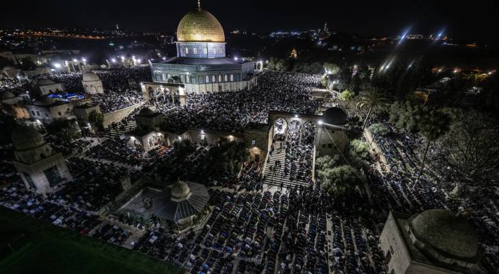 نحو 100 ألف مصلٍ يؤدون التراويح في الأقصى باليوم الثاني عشر من شهر رمضان