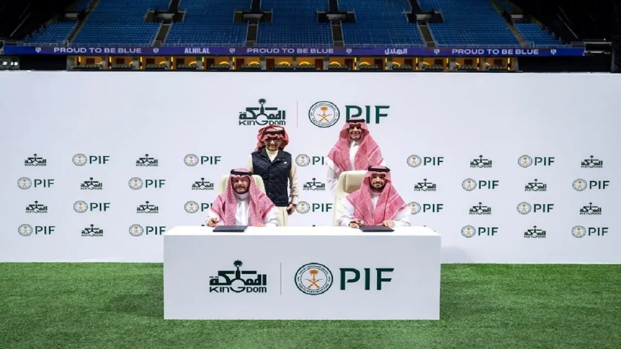 زلزال رياضي رسمي! الوليد بن طلال يوقع عقود ملكية الهلال.. تعرف على تقسيم الحصص الجديد